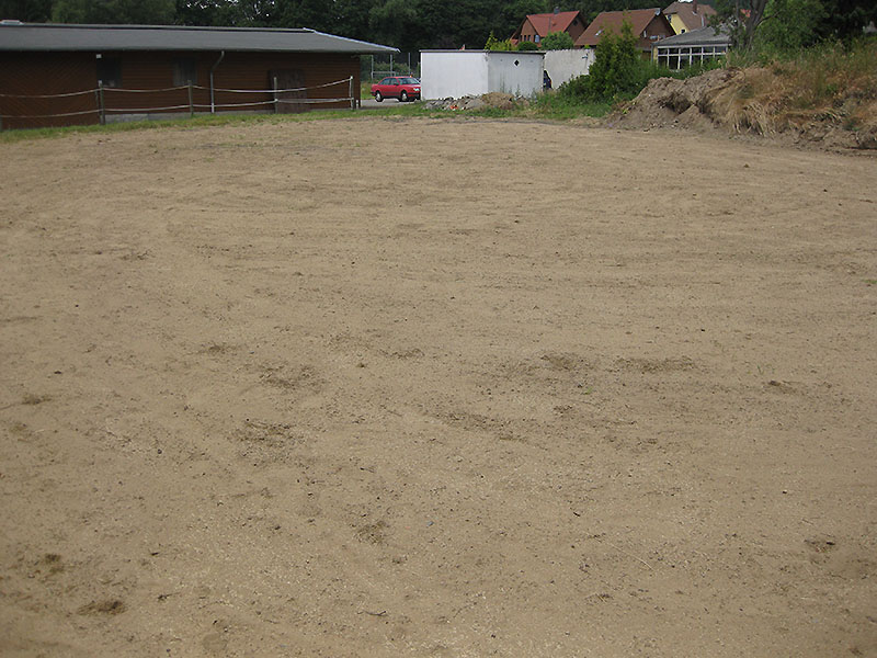 Sandplatz mit eingesätem Rasen