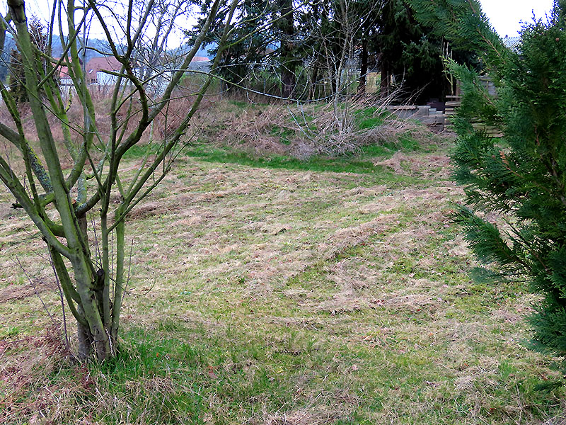 Wiese abgeräumt, der Wall wird noch gesenst