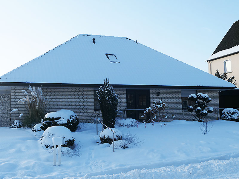 Vorgarten im Schnee im Februar